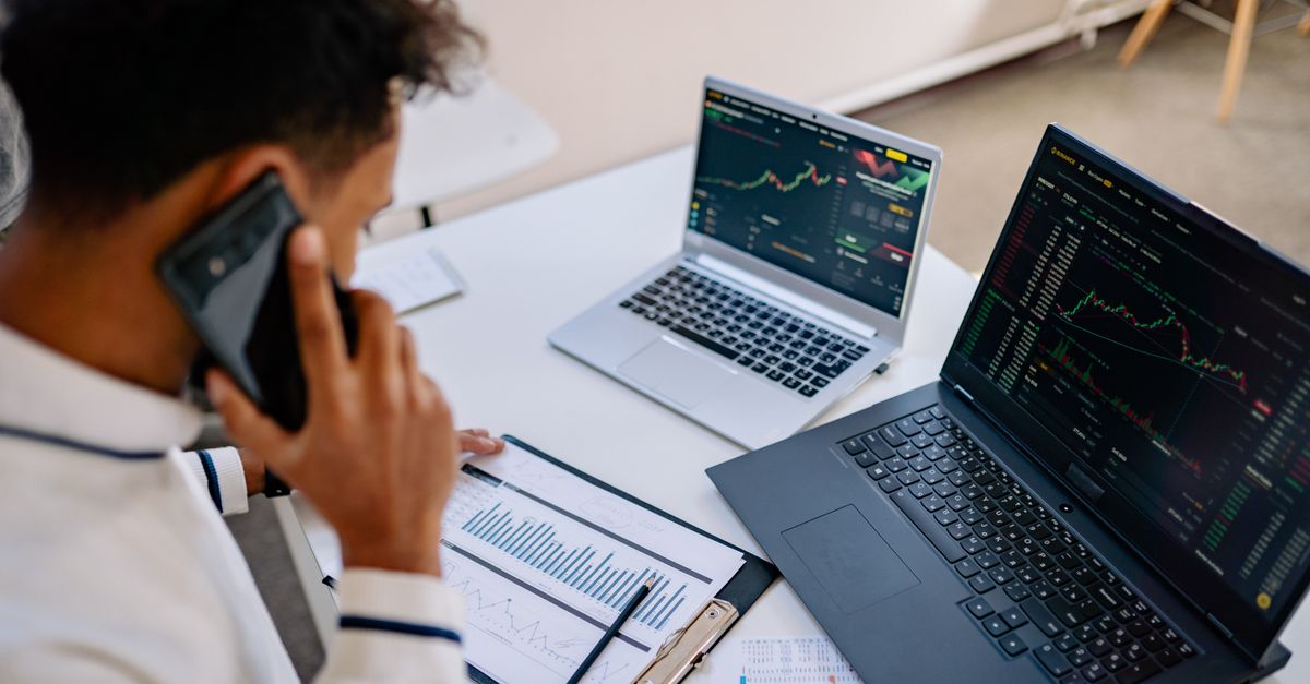 Equipo comercial analizando datos de clientes en un dashboard de CRM